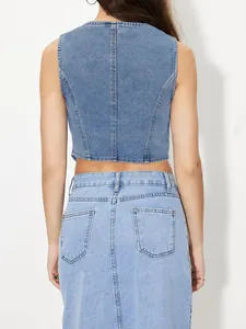 Vue arrière détaillée montrant la coupe de ce gilet et de cette jupe en jean délavé clair