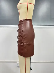 Vue latérale détaillée d'une mini-jupe moulante en simili cuir marron avec fronces