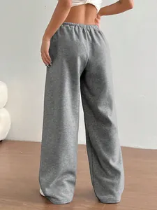 Vue arrière de pantalon de survêtement gris pour femme avec jambe large et coupe décontractée
