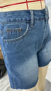 Detailansicht von High-Waist-Jeans-Shorts mit Waschung und orangefarbenen Nähten