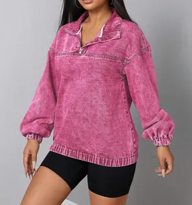 Elegante pullover oversize da donna in denim lavato magenta con pratica mezza zip frontale