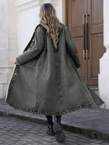 Vue arrière d'une longue veste en jean grise ample avec doublure polaire