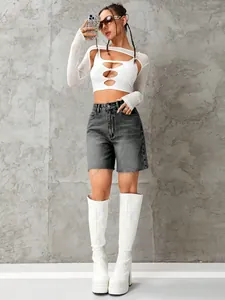 Stylische graue Denim-Shorts mit hoher Taille und Fransen am Saum im Streetstyle-Look