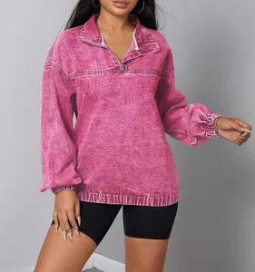 Felpa oversize in denim rosa lavaggio acido con mezza zip e polsini elasticizzati per donna.
