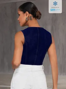 Vue arrière d'un haut de gilet en jean bleu foncé à col en V pour femme sur mannequin