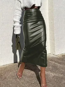 Vue détaillée d'une jupe longue froncée en cuir PU vert olive à taille haute.