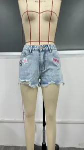 Pantaloncini di jeans a vita alta lavaggio acid con ricamo a cuore e dettagli strappati