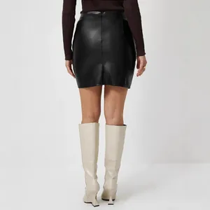 Vue arrière d'une mini-jupe chic en similicuir noir à taille haute pour femmes