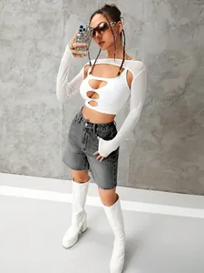 Detailansicht der grauen High-Waist-Denim-Shorts kombiniert mit einem weißen Cut-Out-Top