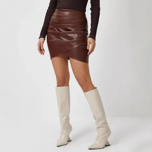 Mini-jupe chic en similicuir marron coupe trapèze avec design croisé pour femme