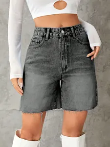Moderne graue High-Waist-Jeansshorts mit ausgefranstem Saum für einen lässigen Look
