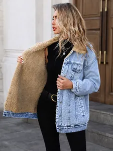 Detailaufnahme einer übergroßen Damen-Jeansjacke mit warmem beigem Sherpa-Futter