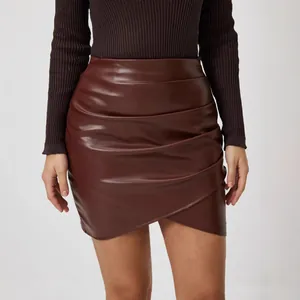 Mini-jupe élégante en cuir PU bordeaux avec détails drapés et coupe trapèze pour femme