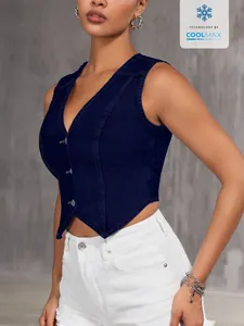 Gros plan d'un gilet en jean bleu foncé à col en V avec boutons sur un mannequin.