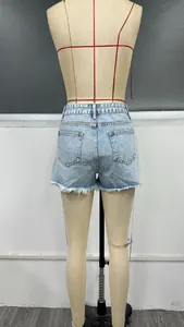 Vista posteriore di pantaloncini di jeans a vita alta con orlo sfrangiato e lavaggio azzurro chiaro.
