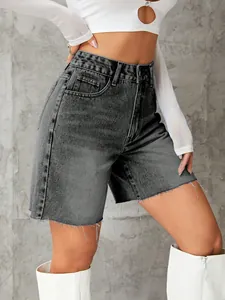 Detailaufnahme einer grauen High-Waist-Denim-Shorts mit Fransensaum und Taschen.