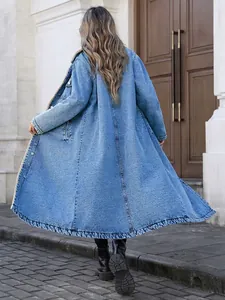 Vue arrière d'un long manteau en jean surdimensionné avec doublure en polaire chaude et évasée