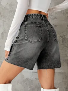 Detailansicht der Rückseite von grauen High-Waist-Denim-Shorts mit modischem Fransensaum