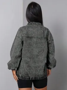 Vista posteriore di una giacca di jeans grigia lavata con acido con spalle calate
