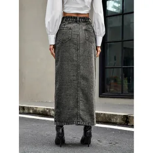 Elegante retro gewassen zwarte denim maxi-rok, achteraanzicht in een moderne stedelijke setting