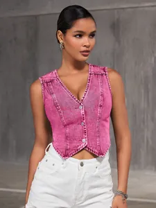 Vue détaillée d'un haut de gilet en jean rose à col en V boutonné très à la mode