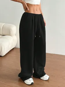 Détail du pantalon de jogging noir à jambes larges pour femmes avec taille haute