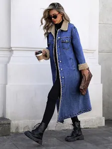 Vue de style rue d'une femme portant une longue veste en jean avec doublure polaire