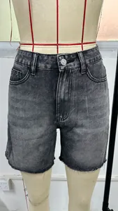 Detailansicht einer hoch taillierten schwarzen Jeans-Shorts mit Fransensaum an einer Schneiderpuppe