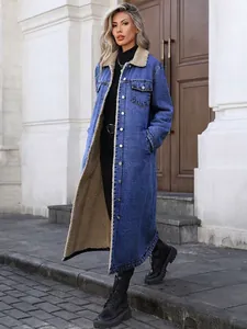 Photo élégante d'une longue veste en jean bleue avec une doublure en sherpa confortable