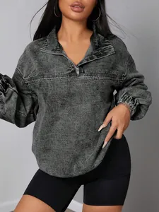 Giacca pullover in denim lavaggio acido grigio oversize con mezza zip e polsini elastici