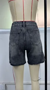 Rückansicht graue High-Waist-Denim-Shorts mit zwei Taschen und ausgefranstem Saumdetail