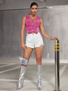 Haut de gilet en jean rose élégant pour femmes présenté dans une photo de mode extérieure.