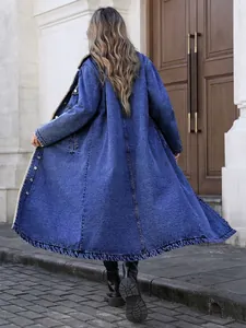 Vue arrière d'un manteau long en jean surdimensionné avec doublure polaire chaude