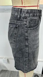 Detailansicht einer grauen High-Waist-Denim-Shorts mit markantem Acid-Wash-Effekt