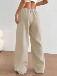 Vue arrière détaillée du pantalon de jogging large beige minimaliste pour un look relax