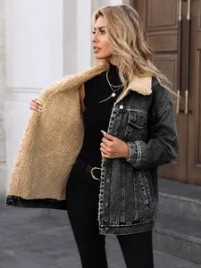 Detailansicht des warmen Kunstfellfutters in einer grauen Denim-Jacke für Damen.