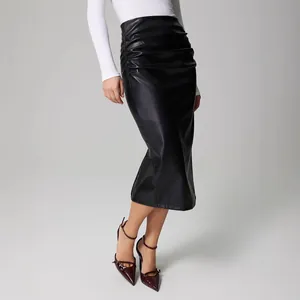 Jupe midi élégante en similicuir plissée noire avec design moulant pour femmes