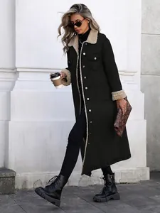 Vue complète d'un manteau en jean noir élégant avec doublure polaire et boutons.