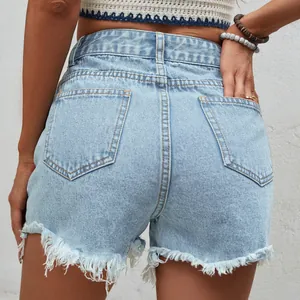 Pantaloncini di jeans a vita alta con orlo sfrangiato e dettagli consumati per l'estate