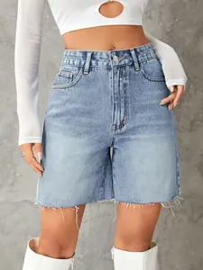 Hellblaue Jeans-Shorts mit hoher Taille, ausgefranstem Saum und klassischem Five-Pocket-Stil