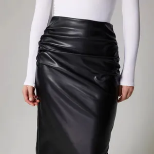 Jupe crayon élégante en similicuir noir froncé avec taille haute et fente arrière