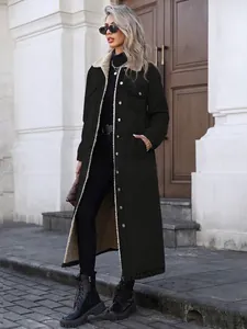 Vue complète d'un manteau en jean noir chaud avec doublure et col en polaire.