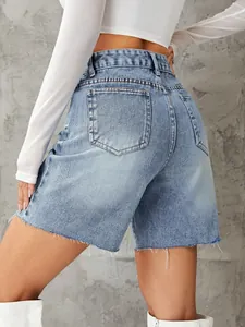 Detaillierte Rückansicht der lässigen High-Waist-Denim-Shorts mit Fransensaum und Taschen.