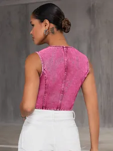Vue arrière d'un débardeur en jean rose tendance avec détails de coutures contrastées