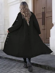 Vue arrière d'une longue veste en jean noire avec doublure polaire et ourlet frangé