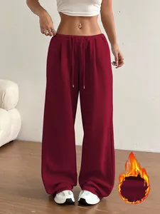 Gros plan sur un pantalon de jogging bordeaux ample pour femme avec doublure thermique