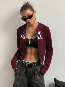 Kurzer weinroter Damen-Kapuzenpullover mit Reißverschluss und Italia-Grafikdruck.