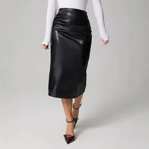 Jupe midi élégante en similicuir noir drapé avec taille haute et coupe ajustée