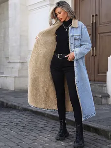 Vue complète d'un manteau en jean ample avec doublure polaire chaude pour l'hiver.