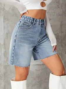 Detailansicht der hellblauen High-Waist-Denim-Shorts mit Fransensaum-Design.
